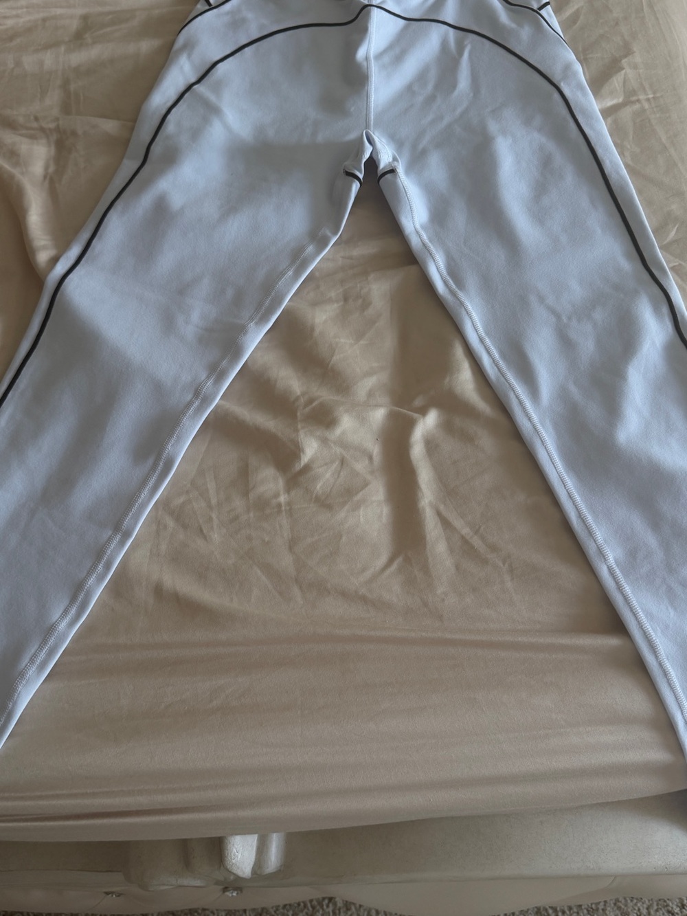 ALO Yoga White Leggings with Dark Contrast Piping